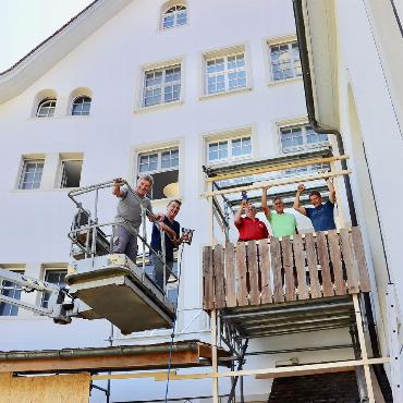 Bühne mit vielen Effekten und antiken Elementen