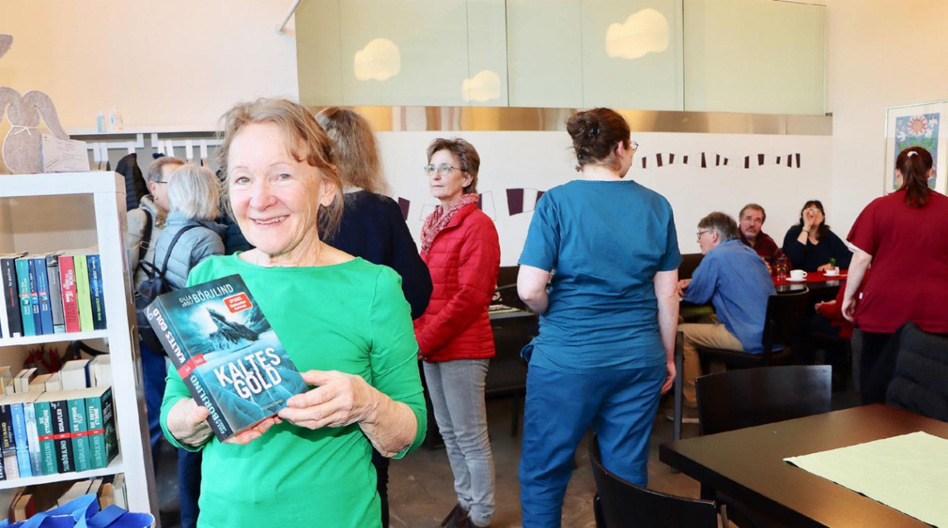 Eröffnung Bücher-Kafi mit vollem Haus - Das Bild wird blockiert. – Möglicherweise durch einen aktiven Adblocker.