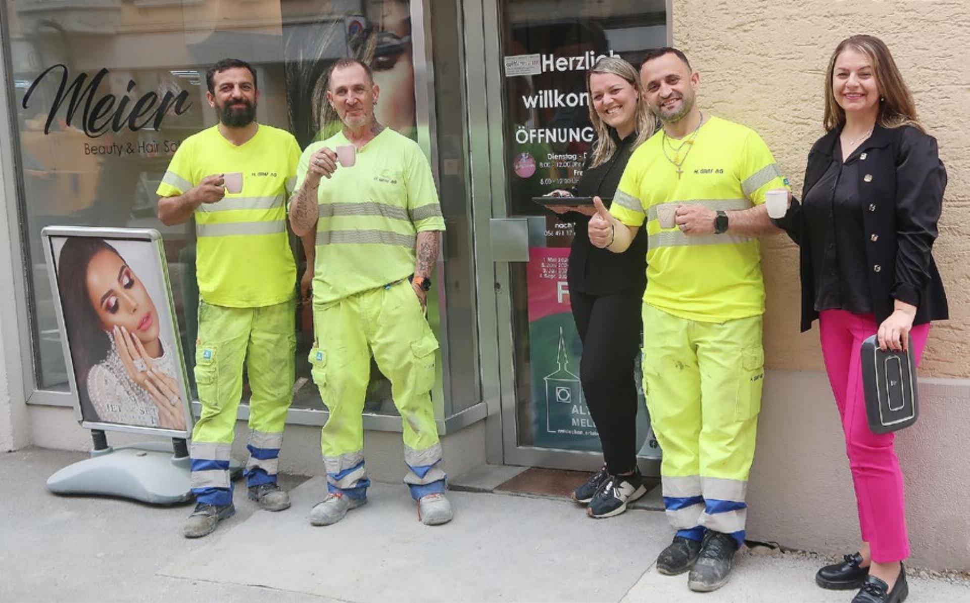 Coiffeusen schenken Kafi aus - Das Bild wird blockiert. – Möglicherweise durch einen aktiven Adblocker.