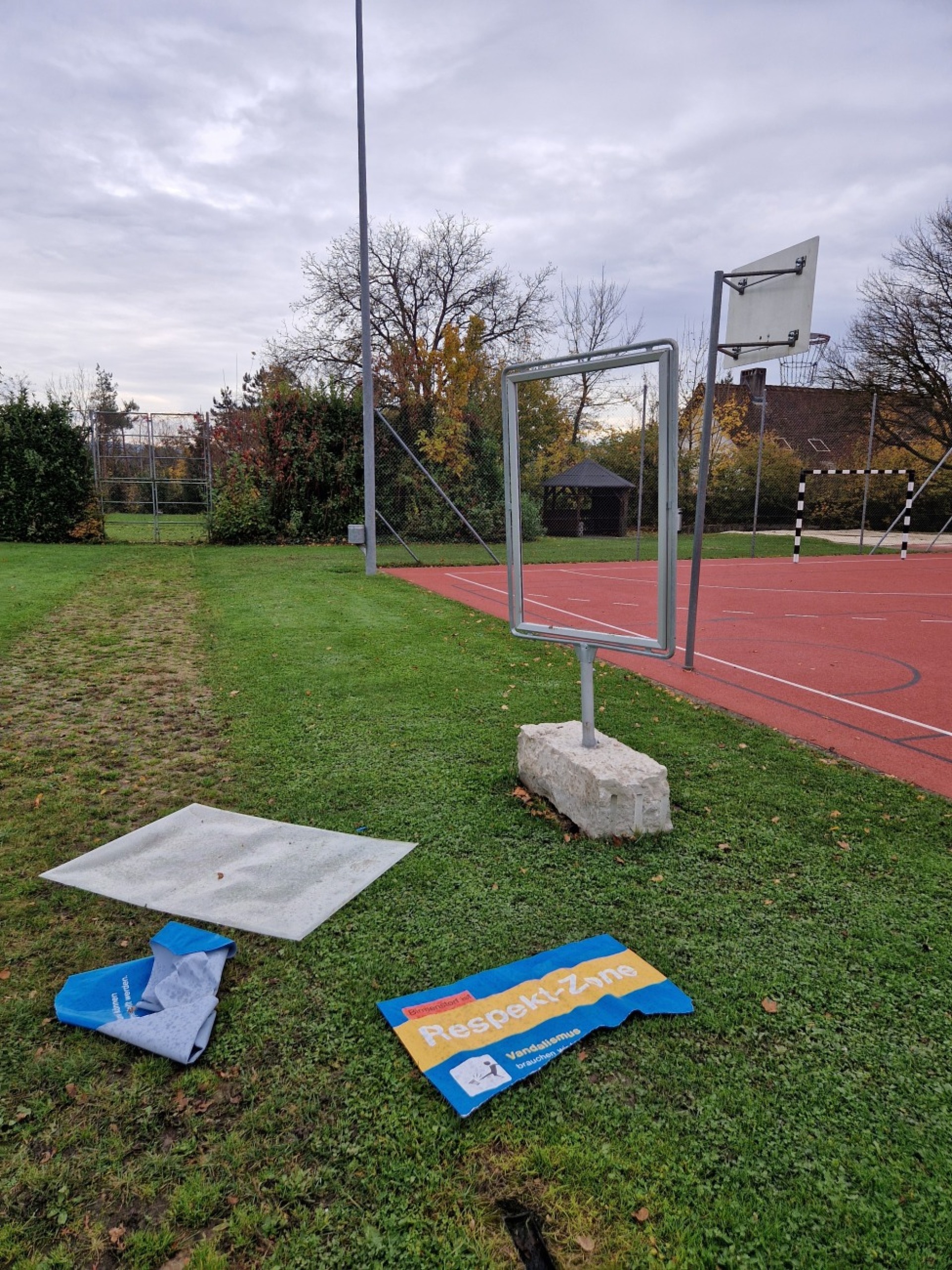 Vandalismus und Schmierereien in Halloween-Nacht: Gemeinde Birmenstorf verurteilt Sachbeschädigungen - Das Bild wird blockiert. – Möglicherweise durch einen aktiven Adblocker.