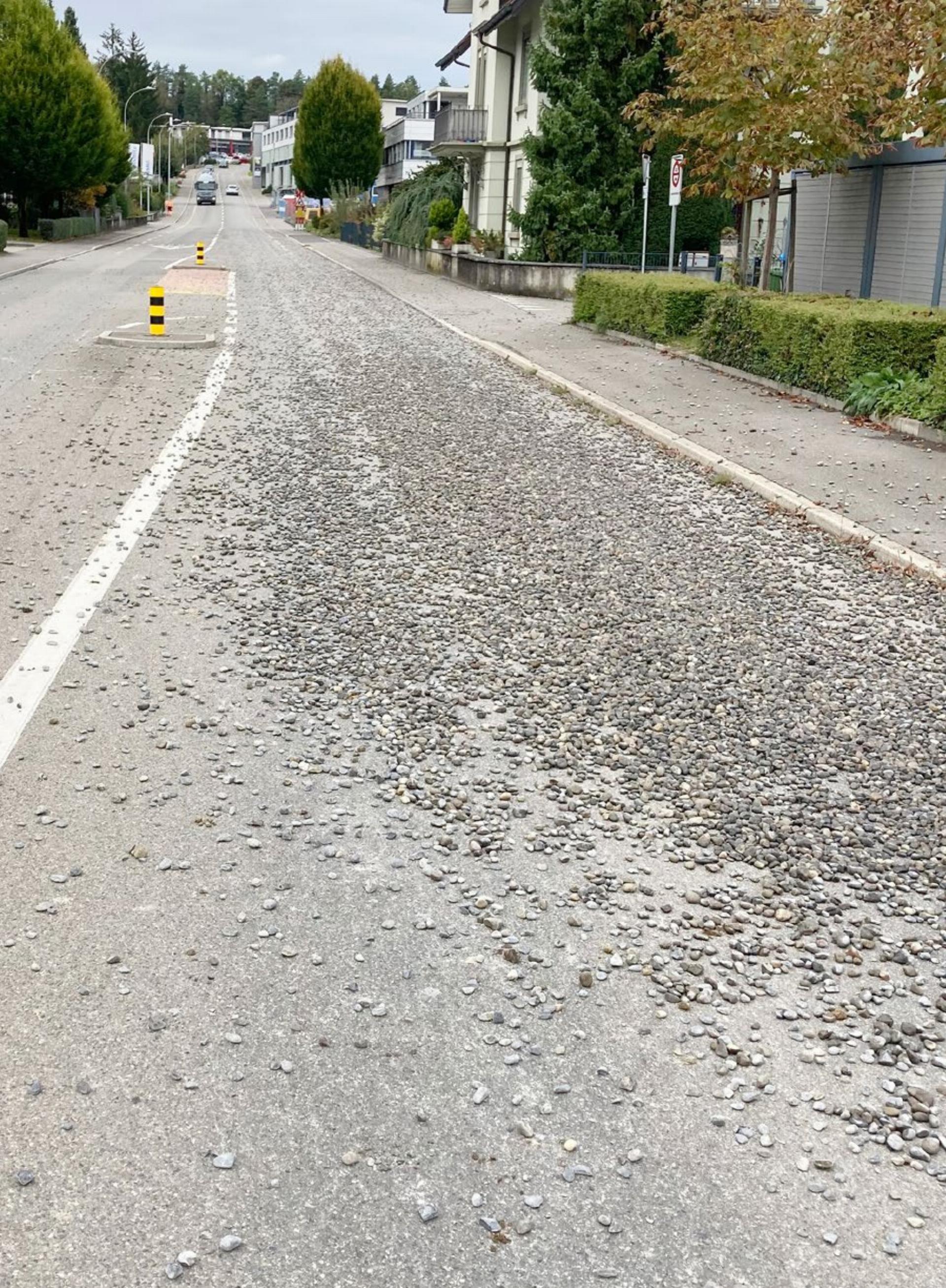 Steine auf der Strasse lösen Verkehrschaos aus - Das Bild wird blockiert. – Möglicherweise durch einen aktiven Adblocker.