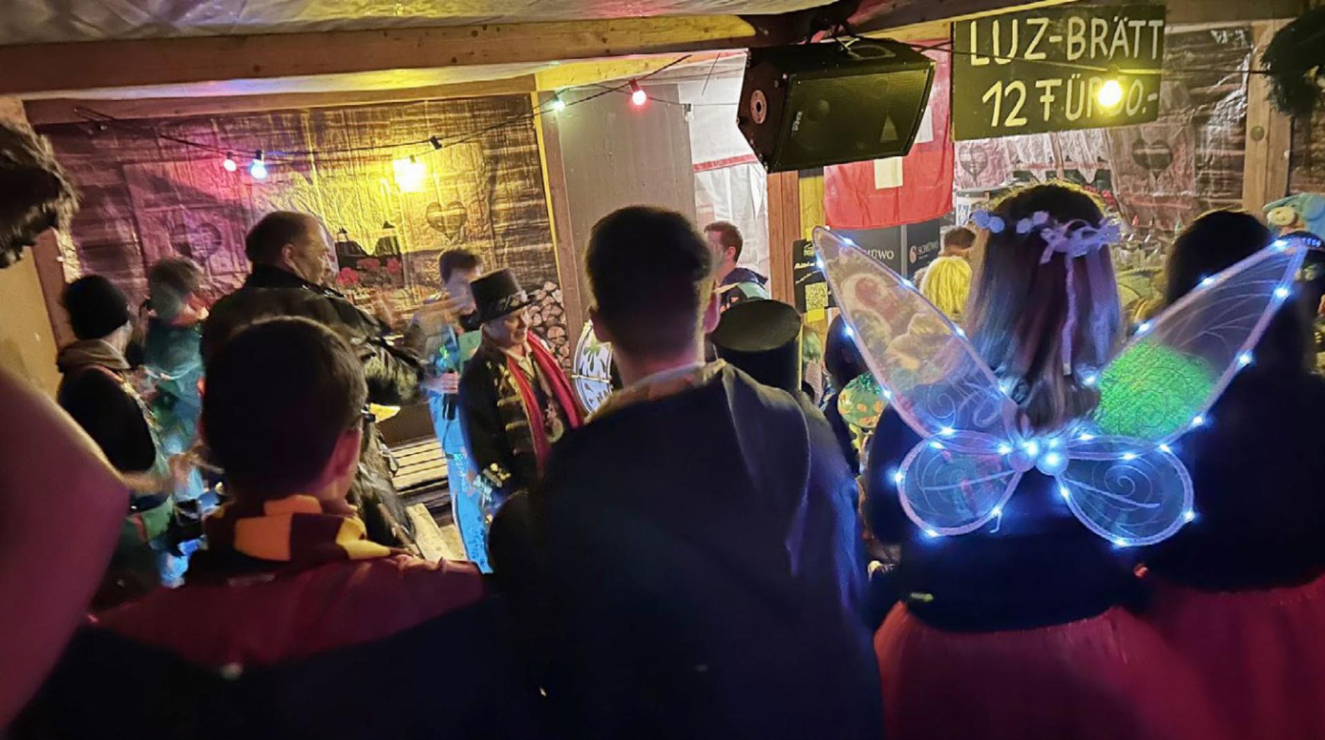 Es wird gefeiert, im Kostüm und mit Maske - Das Bild wird blockiert. – Möglicherweise durch einen aktiven Adblocker.