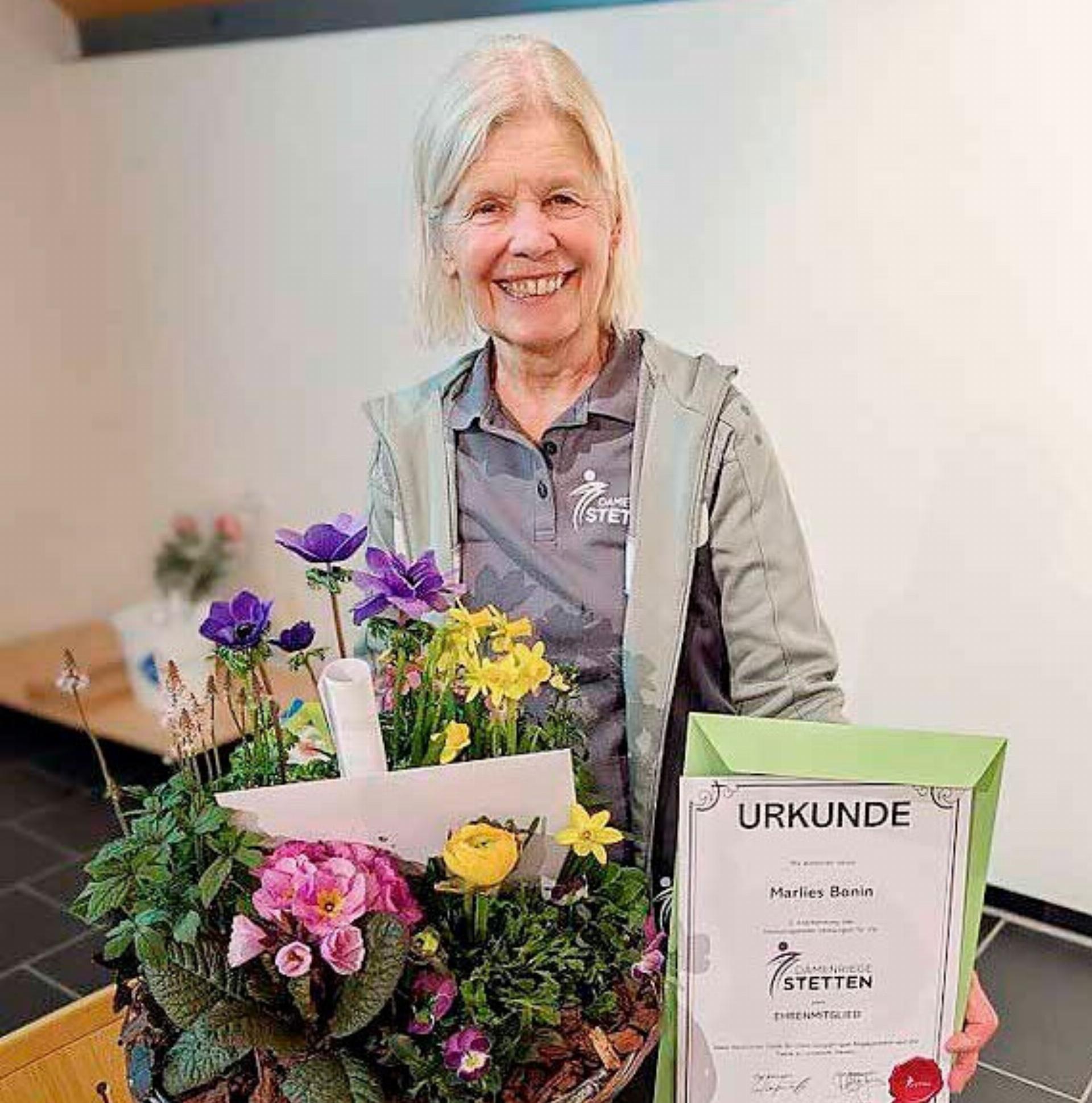 Marlise Bonin wird vom Verein geehrt - Das Bild wird blockiert. – Möglicherweise durch einen aktiven Adblocker.