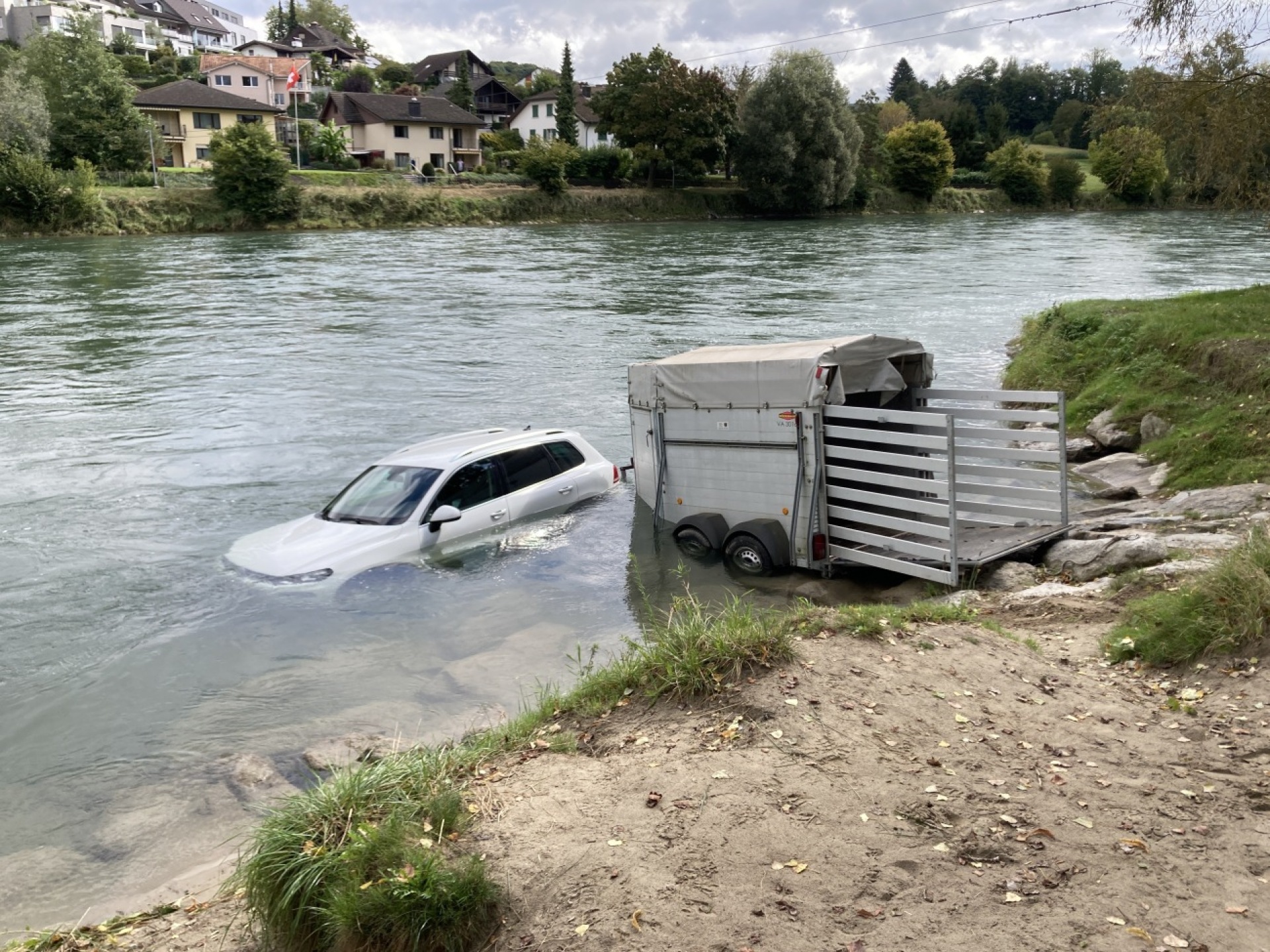 Mellingen: Auto landet mit Anhänger in der Reuss - Das Bild wird blockiert. – Möglicherweise durch einen aktiven Adblocker.