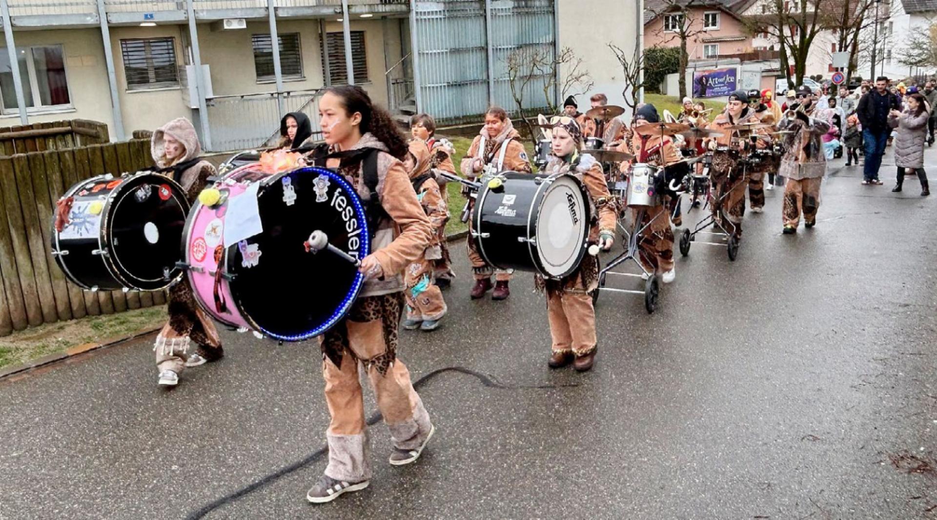 Jugendgugge führt den Fasnachtsumzug an - Das Bild wird blockiert. – Möglicherweise durch einen aktiven Adblocker.