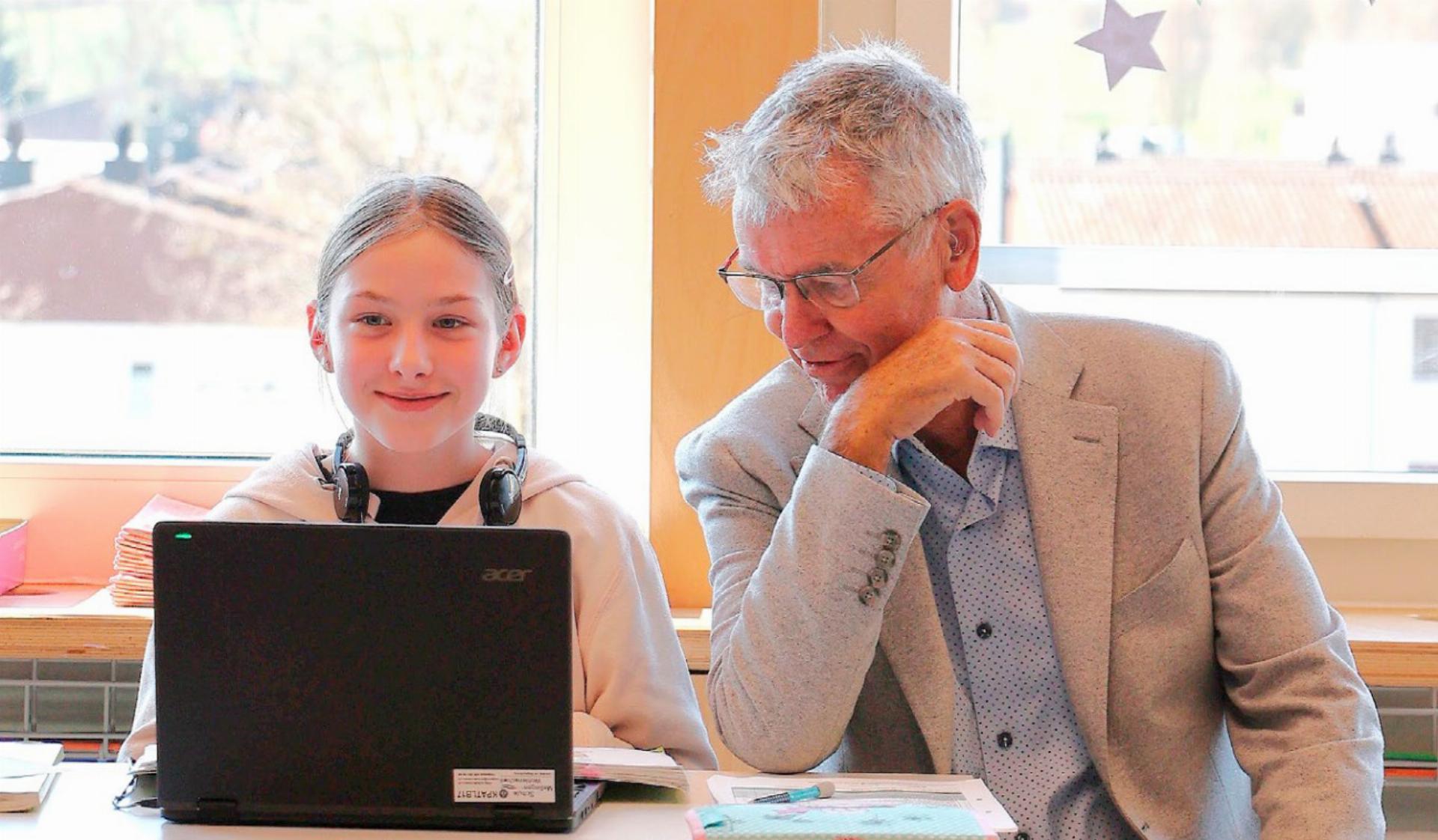 Bildungsforscher schaute über die Schulter - Das Bild wird blockiert. – Möglicherweise durch einen aktiven Adblocker.