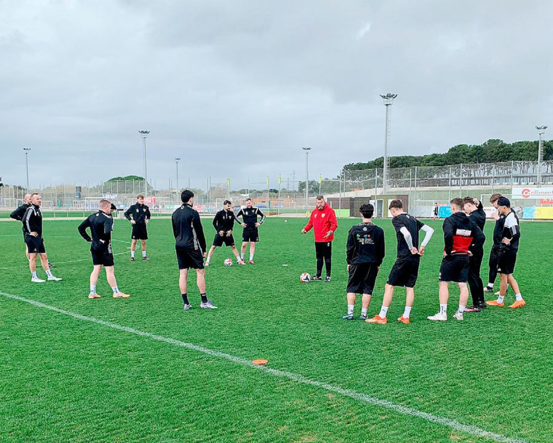 Intensives Training im Regen - Das Bild wird blockiert. – Möglicherweise durch einen aktiven Adblocker.