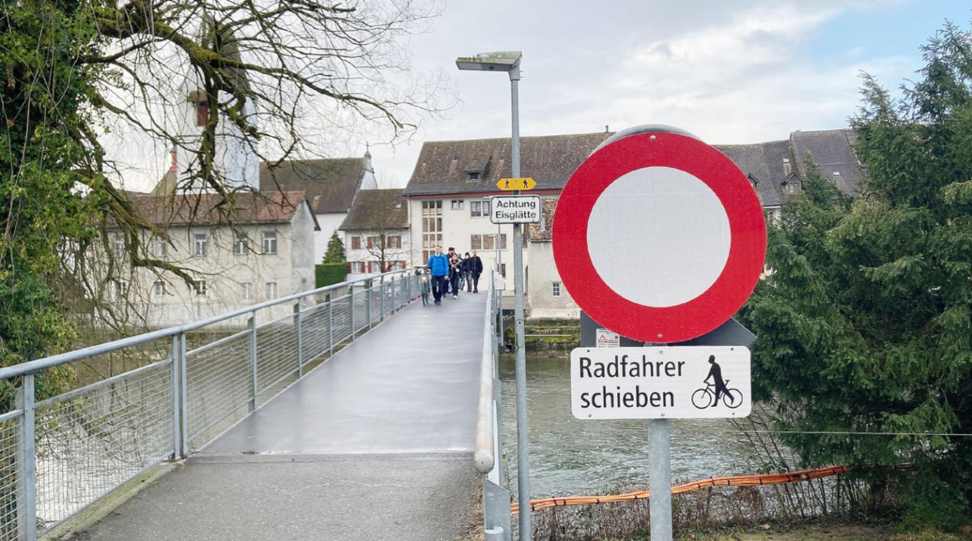 Viele ignorieren das Fahrverbot nonchalant - Das Bild wird blockiert. – Möglicherweise durch einen aktiven Adblocker.