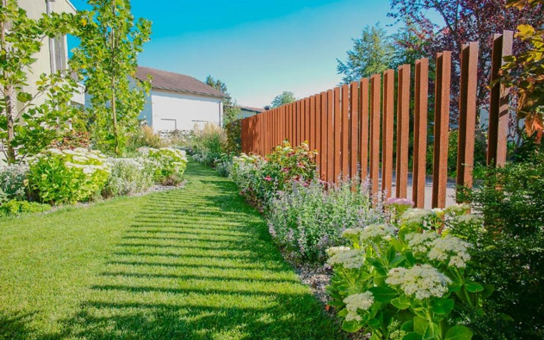 Stauden-Gehölzrabatte mit einem interessanten Licht-Schattenspiel. Stauden-Gehölzrabatte mit einem interessanten Licht-Schattenspiel.