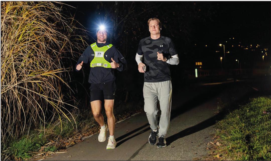 In der Nacht waren die Läufer mit Stirnlampen ausgestattet. In der Nacht waren die Läufer mit Stirnlampen ausgestattet.