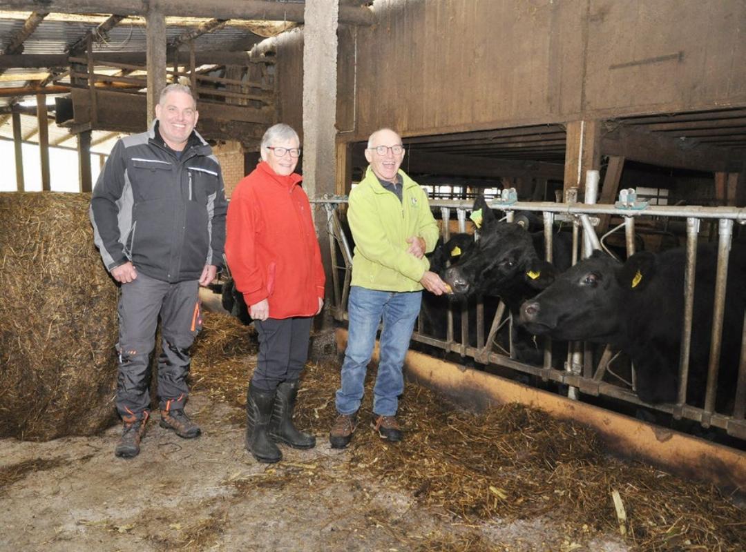 Erfolgreiche Nachfolge: Mittlerweile führt Sohn Lukas Vock (l.) mit Frau Esther den Betrieb von Hans und Rösli Vock (v. r.) Den Laufstall gibt es immer noch, allerdings nach den neuesten gesetzlichen Vorgaben umgestaltet. Erfolgreiche Nachfolge: Mittlerweile führt Sohn Lukas Vock (l.) mit Frau Esther den Betrieb von Hans und Rösli Vock (v. r.) Den Laufstall gibt es immer noch, allerdings nach den neuesten gesetzlichen Vorgaben umgestaltet.