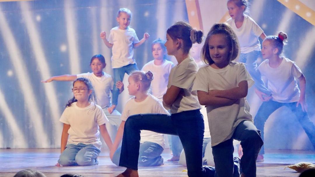 Die Mädchenriege Mini zeigte eine Choreografie zu «Tic-Tac-Toe». Die Mädchenriege Mini zeigte eine Choreografie zu «Tic-Tac-Toe».