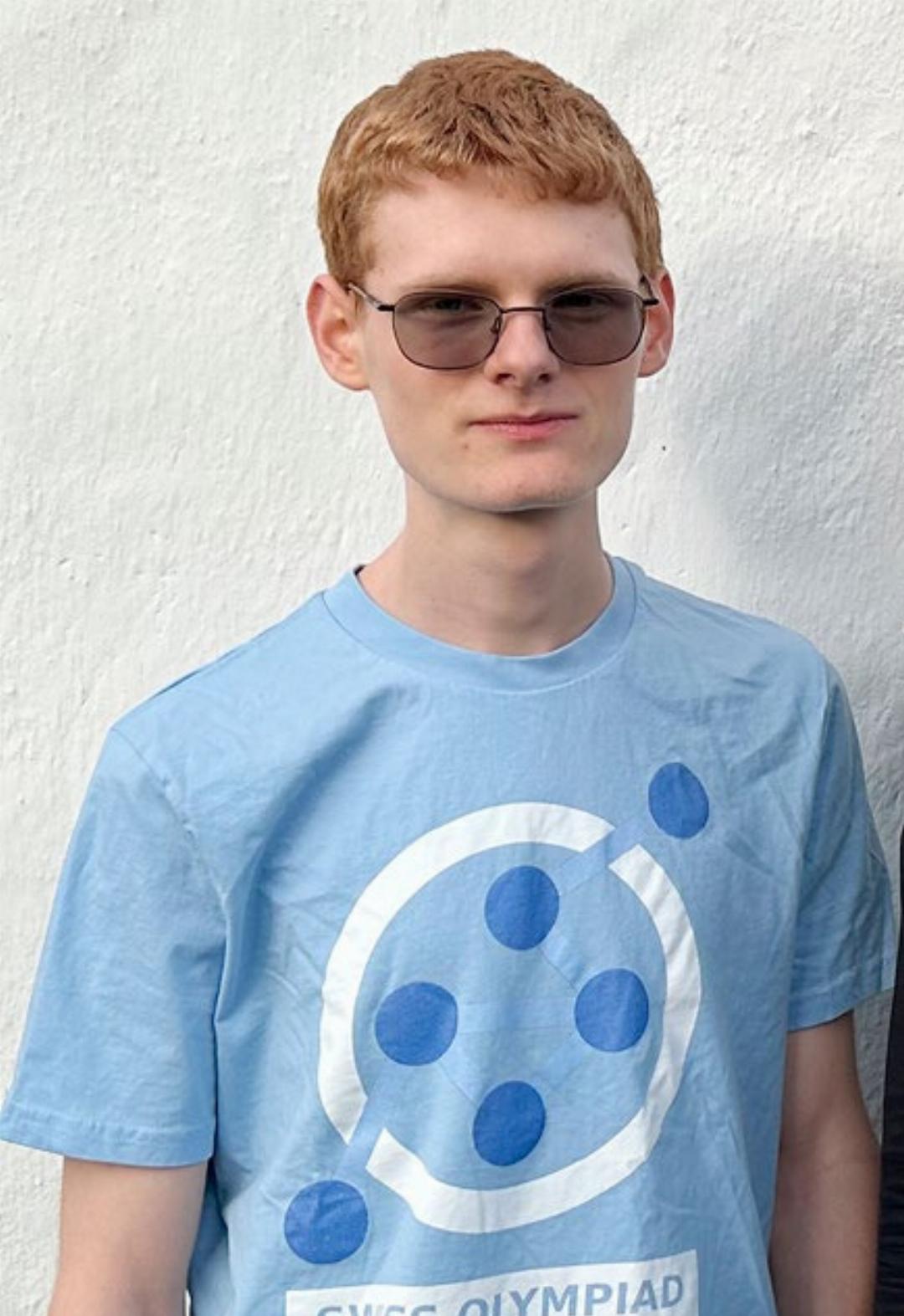 Gilles Bärtschi (18) machte dieses Jahr zum ersten Mal bei der Informatik-Olympiade mit und holte gleich im ersten Anlauf eine Bronzemedaille. Gilles Bärtschi (18) machte dieses Jahr zum ersten Mal bei der Informatik-Olympiade mit und holte gleich im ersten Anlauf eine Bronzemedaille.