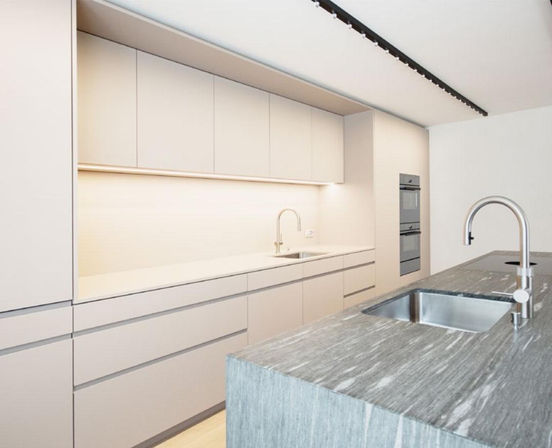 Design trifft Funktion. Ein Beispiel von einer Küche der Barnetta Schreinerei. Die Küchen werden in Mellingen produziert. Design trifft Funktion. Ein Beispiel von einer Küche der Barnetta Schreinerei. Die Küchen werden in Mellingen produziert.