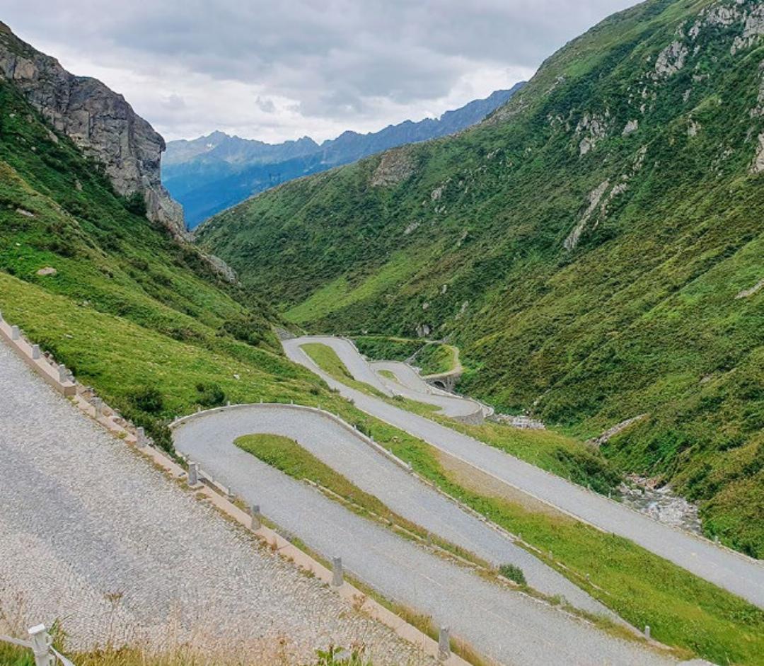 Die Tremola mit zahlreichen Serpentinen am Gotthard. Die Tremola mit zahlreichen Serpentinen am Gotthard.