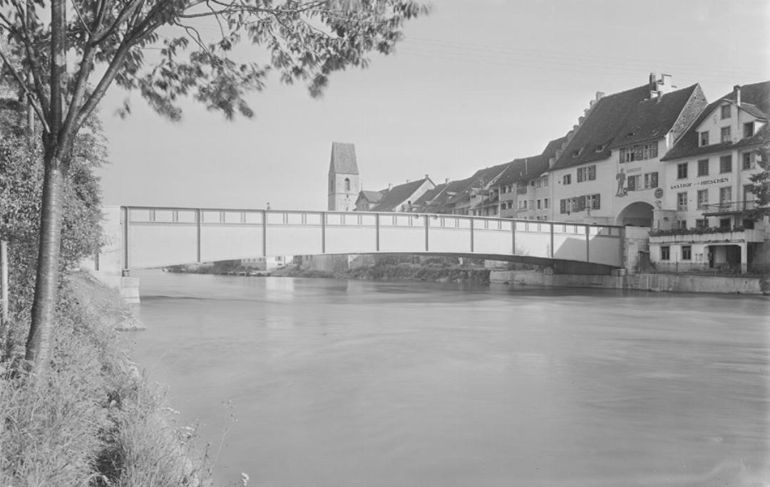 Die fertige Reussbrücke mit ihrer ursprünglichen Gestaltung vom Fluss aus gesehen, 1929. Foto: Historisches Museum Baden, Fotohaus Zipser, Q.12.1.1350 Die fertige Reussbrücke mit ihrer ursprünglichen Gestaltung vom Fluss aus gesehen, 1929. Foto: Historisches Museum Baden, Fotohaus Zipser, Q.12.1.1350
