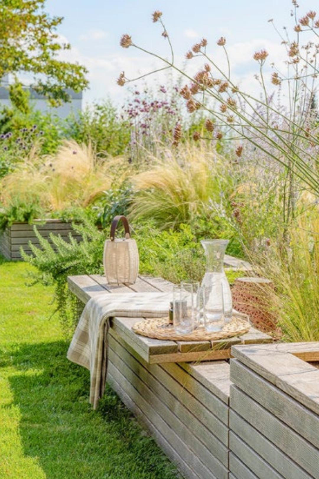 Eine wunderbare Sitzgelegenheit mit Stauden-Gehölzrabatte. Eine wunderbare Sitzgelegenheit mit Stauden-Gehölzrabatte.