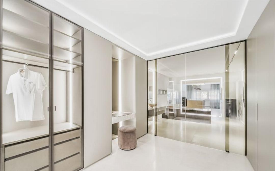 In der Ausstellung ist auch ein begehbarer Schrank zu sehen. In der Ausstellung ist auch ein begehbarer Schrank zu sehen.