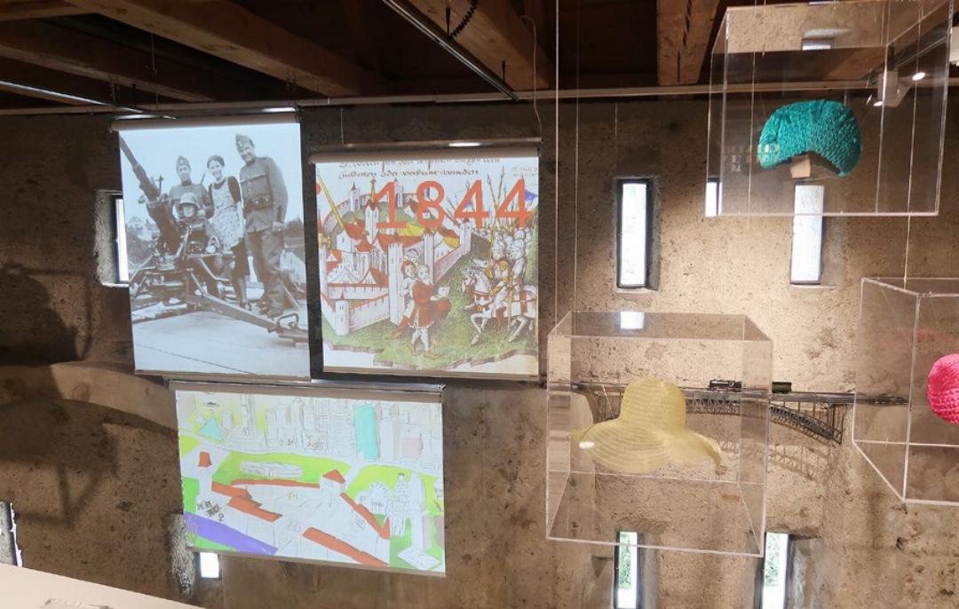 Blicks ins Forum mit Stadtmauer, Projektionen sowie rechts Kunstfaser-Hüten aus der 50er- und 60er-Jahren der 1973 geschlossenen Hutfabrik Argovia. Blicks ins Forum mit Stadtmauer, Projektionen sowie rechts Kunstfaser-Hüten aus der 50er- und 60er-Jahren der 1973 geschlossenen Hutfabrik Argovia.