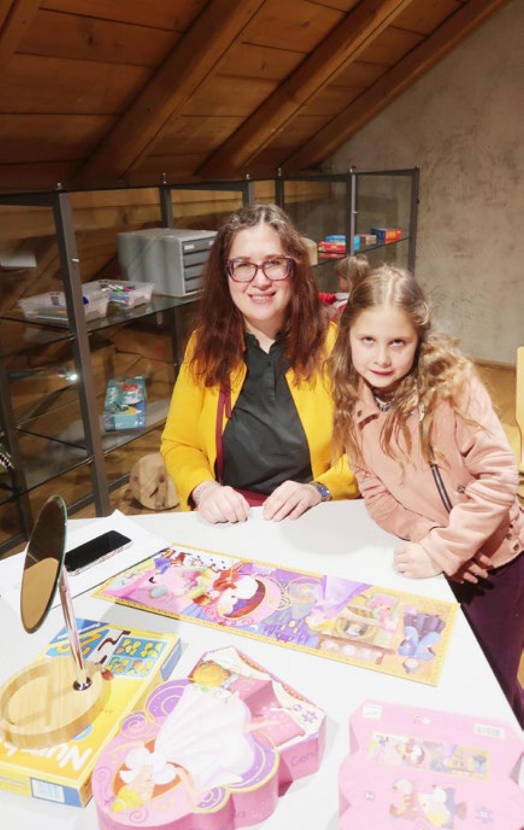 Erste Besucherinnen: Tatiana Radkewitsch und Nina entdecken begeistert das Dachgeschoss des Museums. Erste Besucherinnen: Tatiana Radkewitsch und Nina entdecken begeistert das Dachgeschoss des Museums.