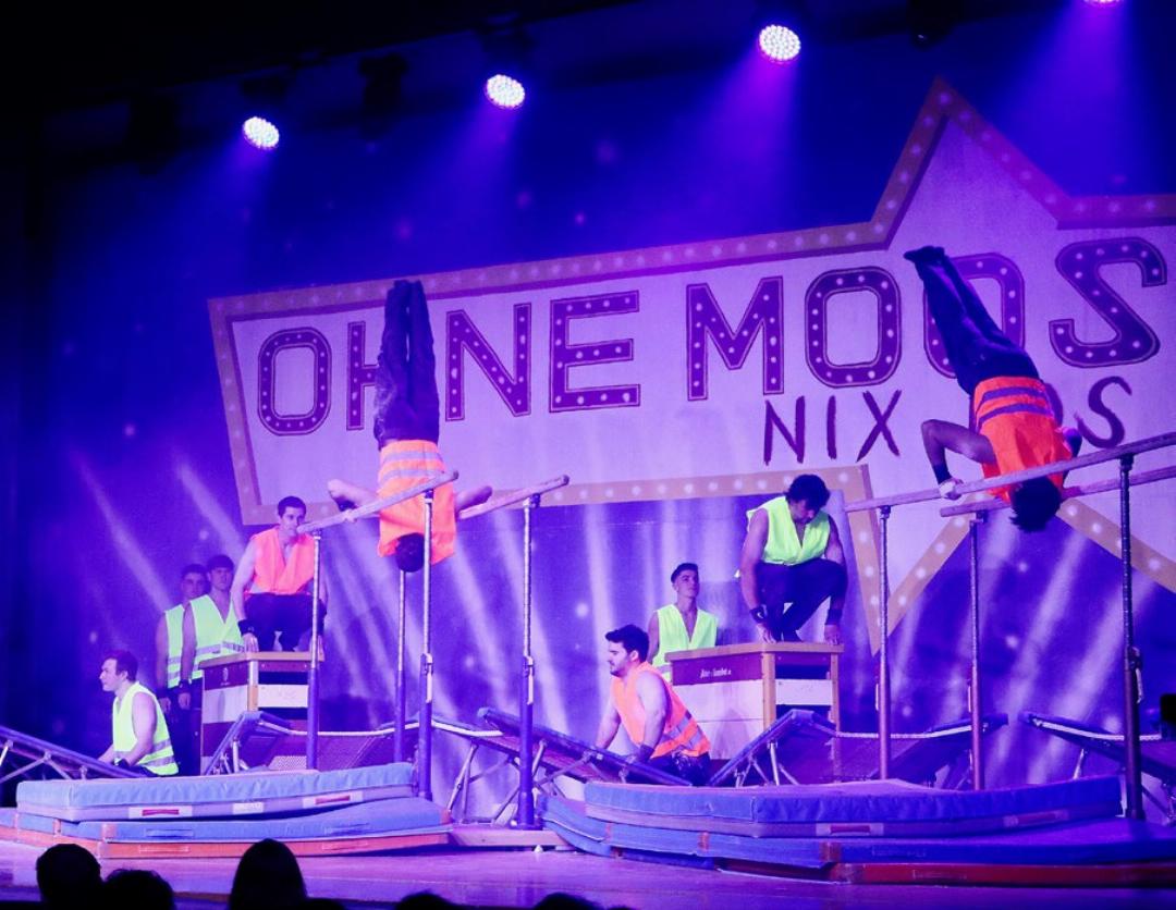 Die Aktivriege zeigte eine überzeugende Leistung, auch am Barren. Die Aktivriege zeigte eine überzeugende Leistung, auch am Barren.