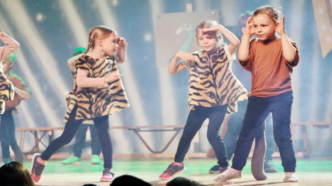 Das Kinderturnen nahm beim quirligen «Dschungelduell» teil. Das Kinderturnen nahm beim quirligen «Dschungelduell» teil.