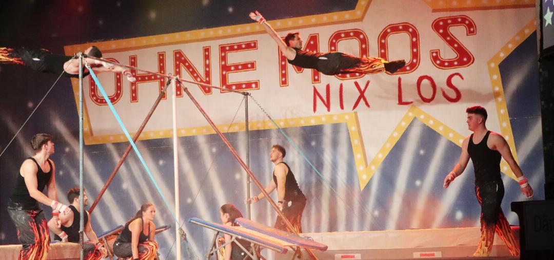 Den Einstieg in die Turnshow bestritt die Aktivriege mit «The Floor is Lava». Sie flogen buchstäblich am Reck über den sengenden Untergrund. Fotos: dg Den Einstieg in die Turnshow bestritt die Aktivriege mit «The Floor is Lava». Sie flogen buchstäblich am Reck über den sengenden Untergrund. Fotos: dg