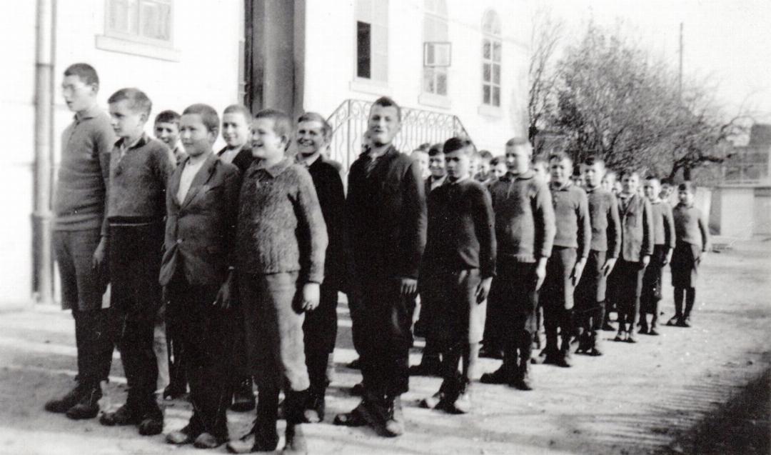 Mitte der 1930er-Jahre liess der Birmenstorfer Oberschullehrer Rudolf Meier (1912–2001) die Jahrgänge 1920 bis 1923 vor dem Schulhaus der Grösse nach geordnet in Viererkolonne antreten. Marschübungen sollten Disziplin und körperliche Tüchtigkeit fördern. Foto: Sammlung und Archiv Birmenstorf Mitte der 1930er-Jahre liess der Birmenstorfer Oberschullehrer Rudolf Meier (1912–2001) die Jahrgänge 1920 bis 1923 vor dem Schulhaus der Grösse nach geordnet in Viererkolonne antreten. Marschübungen sollten Disziplin und körperliche Tüchtigkeit fördern. Foto: Sammlung und Archiv Birmenstorf
