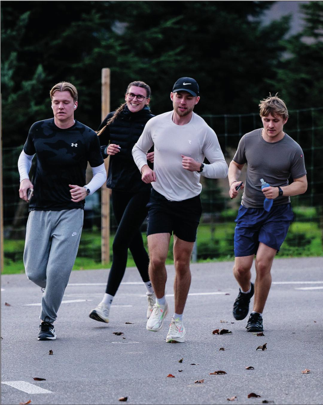 Die Läuferinnen und Läufer waren in einem Rundkurs unterwegs. Die Läuferinnen und Läufer waren in einem Rundkurs unterwegs.