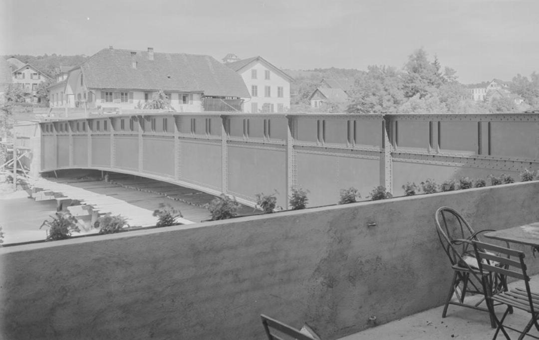 Die eiserne Reussbrücke 1927 im Bau, von der Terrasse des früheren Restaurants Adler aus. Foto: Historisches Museum Baden, Fotohaus Zipser, Q.12.1.439 Die eiserne Reussbrücke 1927 im Bau, von der Terrasse des früheren Restaurants Adler aus. Foto: Historisches Museum Baden, Fotohaus Zipser, Q.12.1.439
