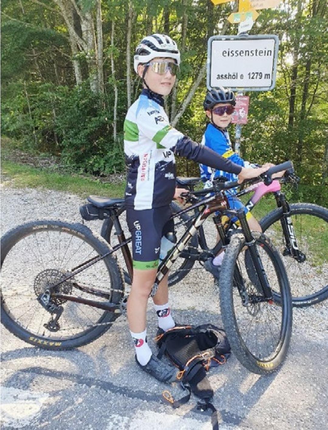 Die Enkel Lionel und Noel (hinten) fuhren einen Teil der Tour mit. Die Enkel Lionel und Noel (hinten) fuhren einen Teil der Tour mit.