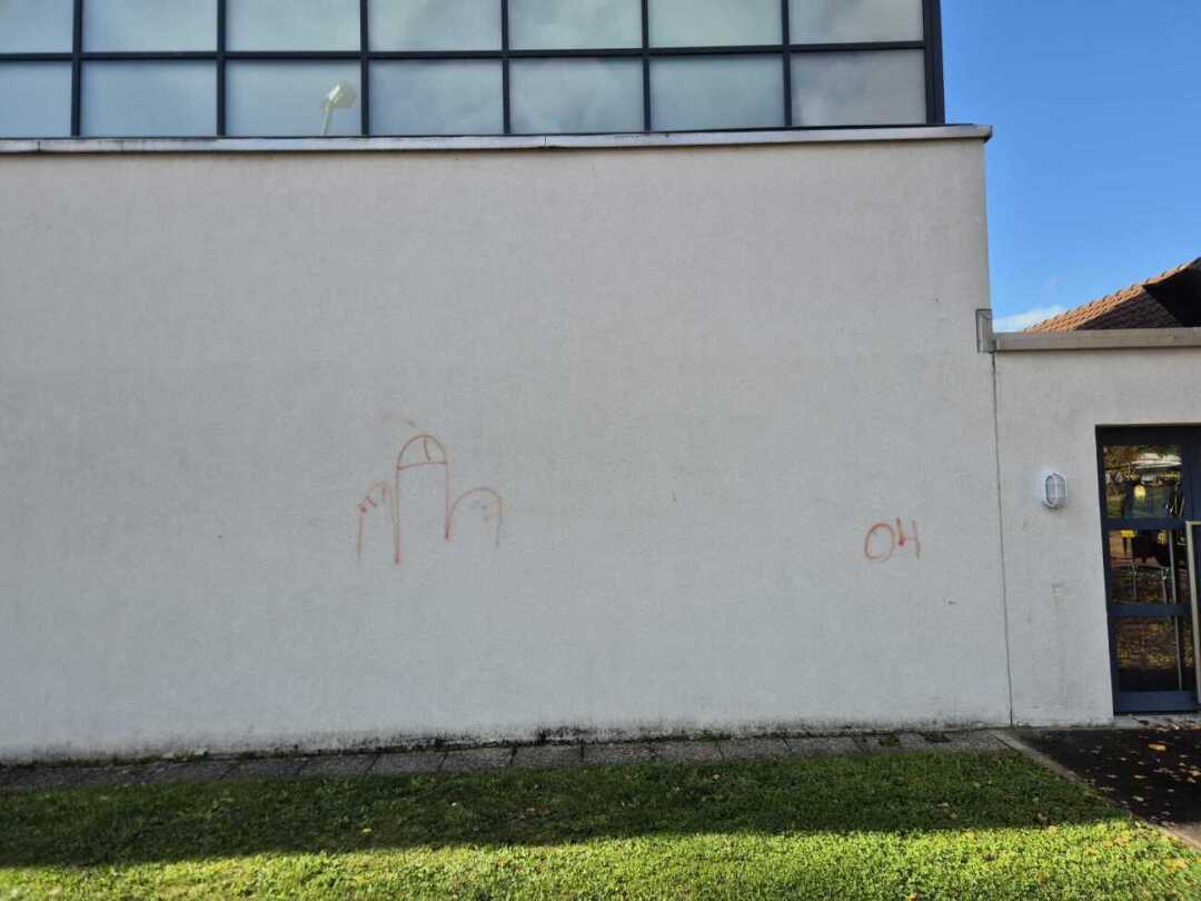 Obszöne Schmiererei an der Mehrzweckhalle von Birmenstorf. Foto: zVg Obszöne Schmiererei an der Mehrzweckhalle von Birmenstorf. Foto: zVg