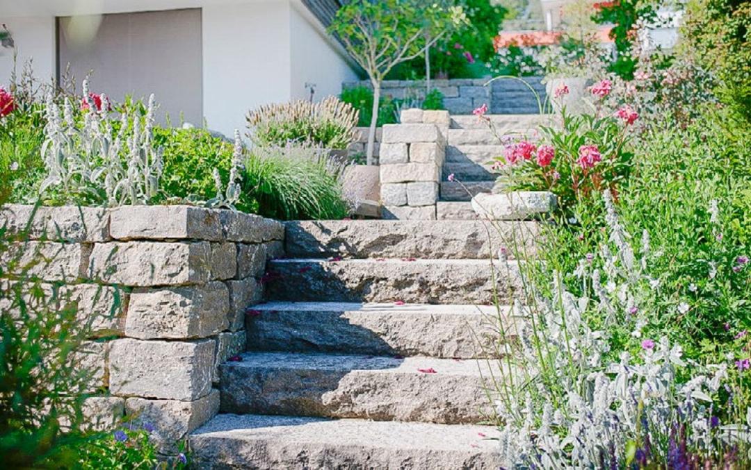 Eine Natursteintreppe und Mauern mit Staudenrabatten. Eine Natursteintreppe und Mauern mit Staudenrabatten.