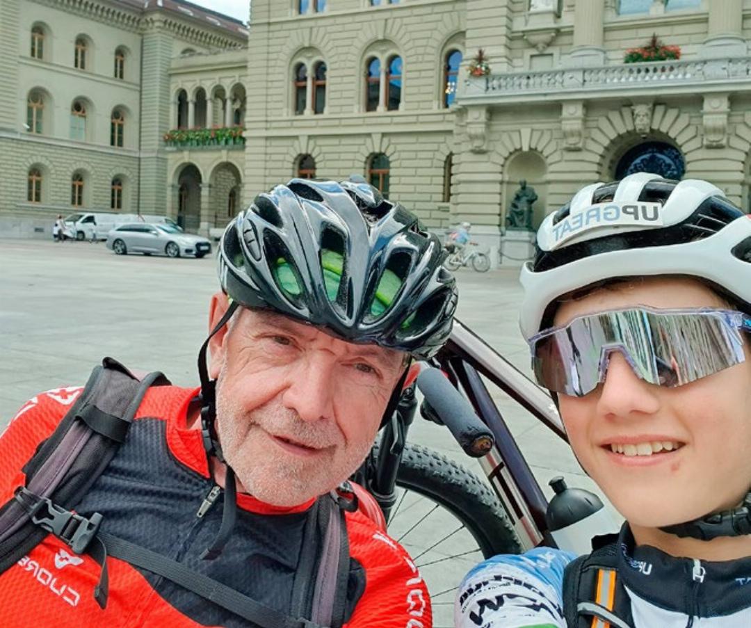 Heinz Loosli und sein Enkel Lionel vor dem Bundeshaus. Heinz Loosli und sein Enkel Lionel vor dem Bundeshaus.