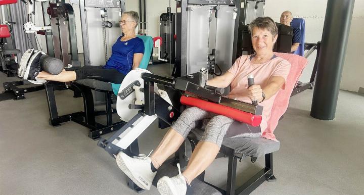 Gute Stimmung an den Kraftgeräten im Fitnesscenter «Fit54», wo Kundinnen und Kunden trainieren. Fotos: hhs