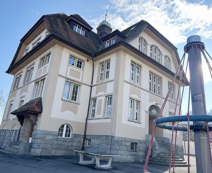 Das Schulhaus in Tägerig wurde 1913 gebaut, es untersteht dem kommunalen Schutzstatus. Jetzt plant die Gemeinde eine umfassende Sanierung der Schulanlagen. Fotos: hhs