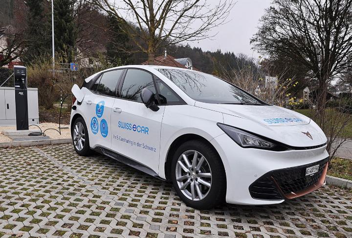 Seit wenigen Tagen steht der Cupra Born, ein E-Auto mit durchschnittlich 320 Kilometern Reichweite, für das neue Carsharing am Parkplatz Brunnmatte beim Schulhaus Neumatt parat. Dienstleistungspartner ist Swiss E-Car. Fotos: ml