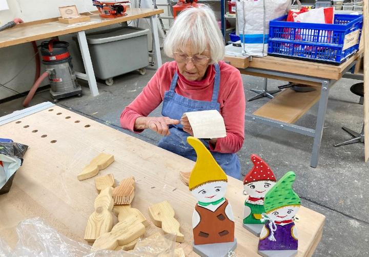 Yvonne Schneider beim Bearbeiten von Zwergfiguren. Fotos: zVg