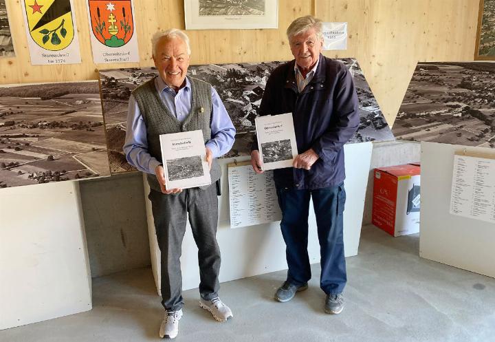Toni Meier (l.) und Heinz Weisshaupt haben die enorme Arbeit auf sich genommen und zwei Bücher über Familien und Häuser in Staretschwil und Oberrohrdorf geschaffen. Fotos: mbe/zVg