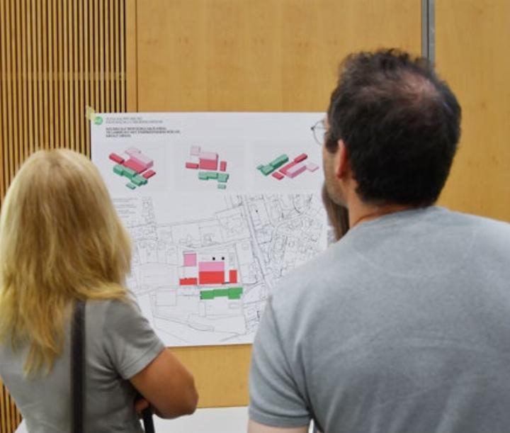 Augenschein am Info-Anlass zu ersten Projektskizzen Primarschul-Erweiterung im Mai 2024. Foto: Archiv