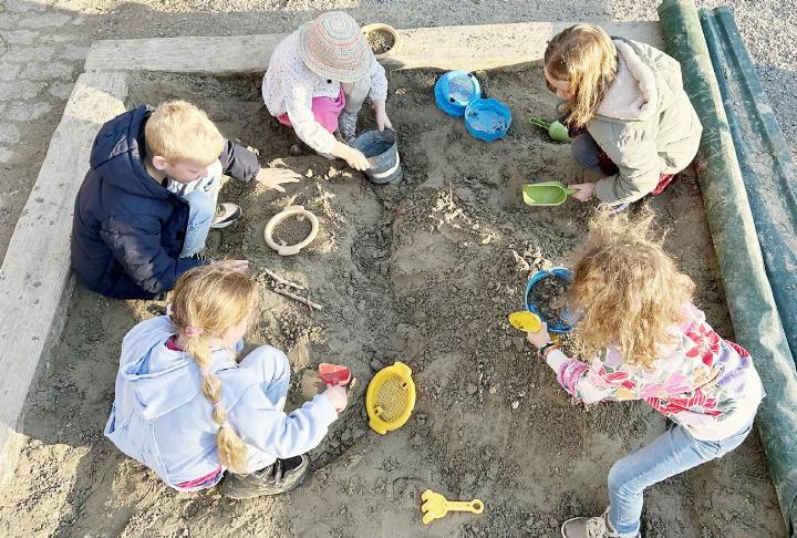 Die jüngeren Kinder, die die Tagesstrukturen Oberrohrdorf besuchen, spielen im Sandkasten. Foto: hhs