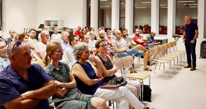 Der Gemeinderat stellte an der Infoveranstaltung eine Begegnungszone in der Schulzone vor. Foto: dg