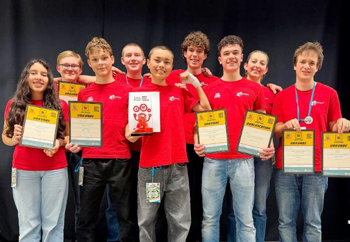 Das erfolgreiche Team mindfactory (v. l.): Sofia Peis (Brugg), Alexander Straub (Safenwil), Roman Suter (Gebenstorf), Anton Zimmermann (Baden), Sven Höchli (Gebenstorf), Yaron Traub (Stetten), Tim Föhner (Baden), Yuri Honegger (Rütihof, Coach). Foto: zVg