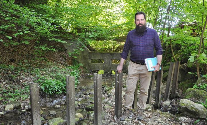 Roman Wyler, zuständiger Gemeinderat in Remetschwil, am ersten sogenannten Geschiebesammler des Dorfbaches Busslingen. Bei Hochwasser schwillt der kleine Bach stark an und führt Holz und anderes Material mit. Fotos: ml