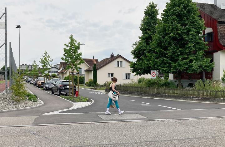 Die Einmündung Feldstrasse ist neu als «Gehwegüberfahrt» gestaltet. Für den Gemeinderat ist klar ersichtlich, dass Fussgänger hier Vortritt haben. Foto: ml