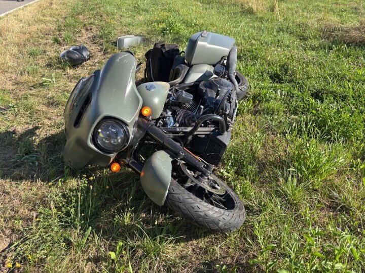 Das Motorrad eines der Unfallopfer. Die beiden Fahrer hatten sich auf der Strasse gestreift. Foto: Kapo AG