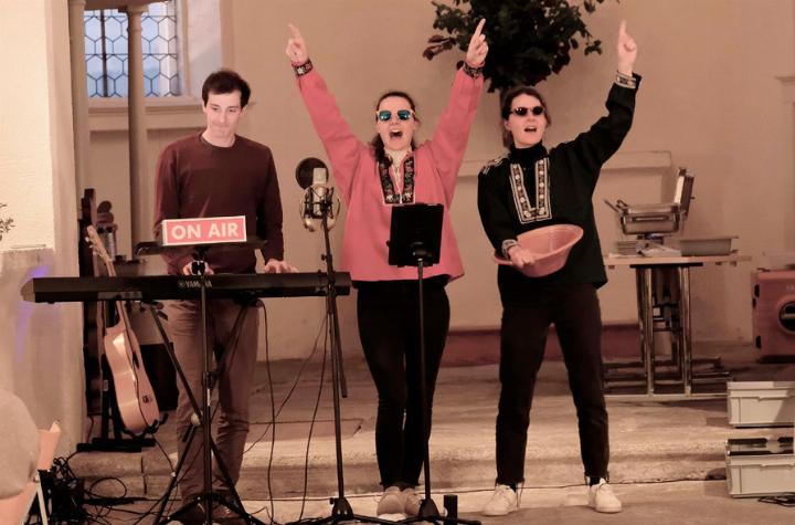 Das Trio Querbeet sorgte in der Alten Kirche für gute Stimmung. Linus Müller und die Zwillingsschwestern Marie-Louise und Bettina Schneider. Foto: mp