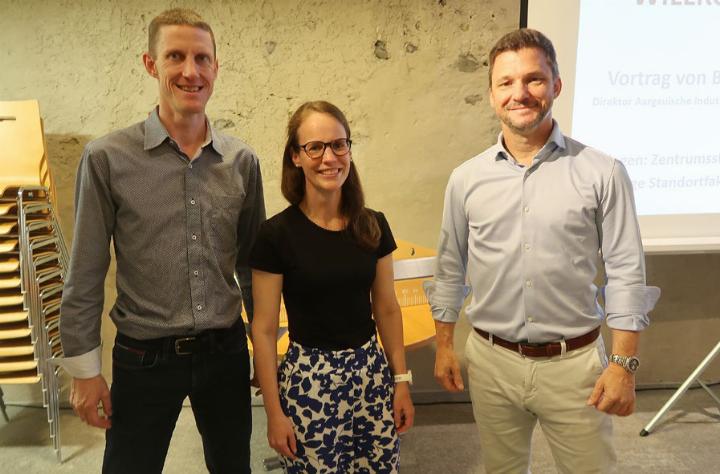 Die Gastgeber Martin und Franziska Rubi mit Beat Bechtold (r.) in der Stadtscheune Mellingen, wo der öffentliche Anlass stattfand. Foto: mbe