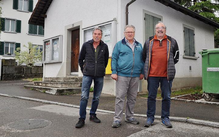 René Seiler, Thomas Moor (Präsident) und Rolf Seiler von der «IG Casino» beim Ortstermin. Dem Verein liegt die Reaktivierung des 1911 gebauten Vereinslokals am Herzen, an dem für manchen schöne Erinnerungen hängen. Foto: ml