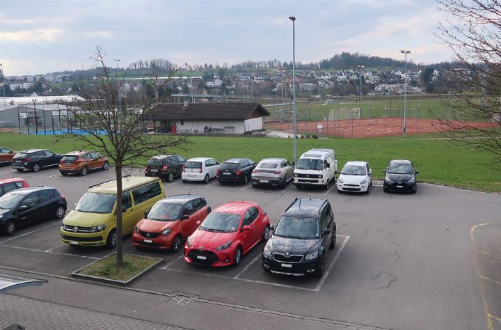Um die «Zirkuswiese» zwischen dem Parkplatz beim Hallenbad und dem Gebäude des Tennisclubs Mellingen dreht sich alles. Fotos: mbe/ml/Archiv